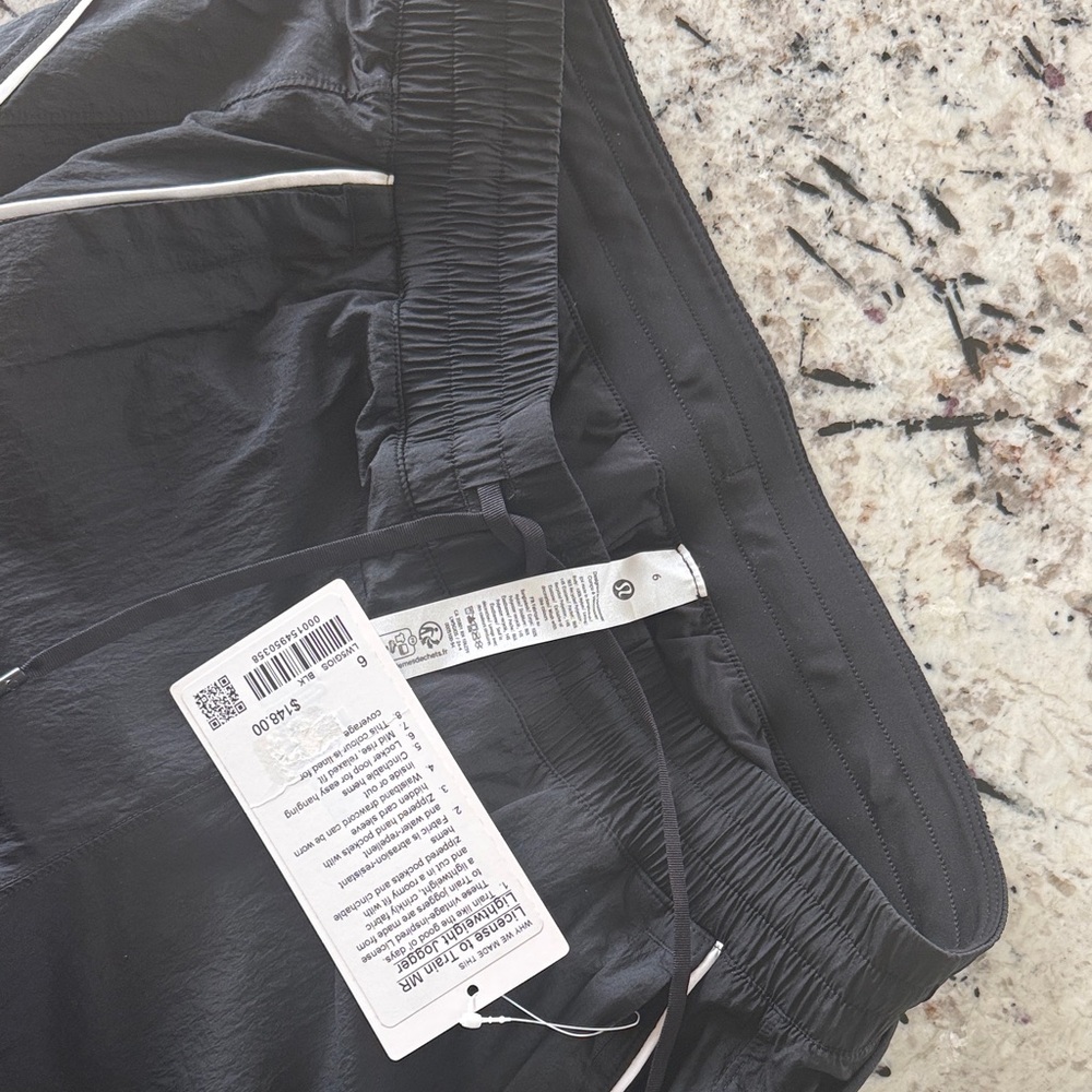 lululemon athletica License to Train MR Joggers with White Piping - Picture 5 of 8